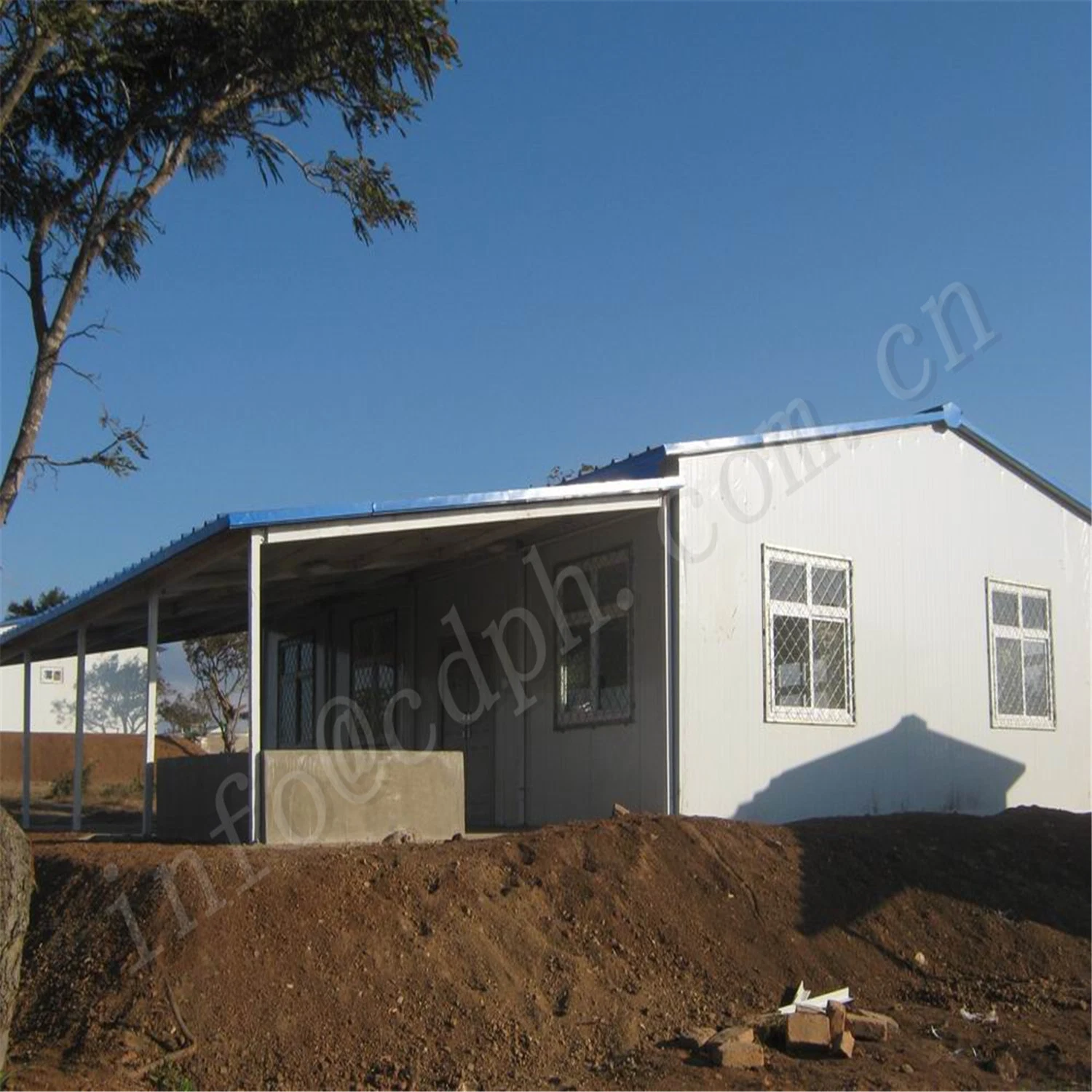 Prefabricated Building with Solid Structure and Insulated Panels