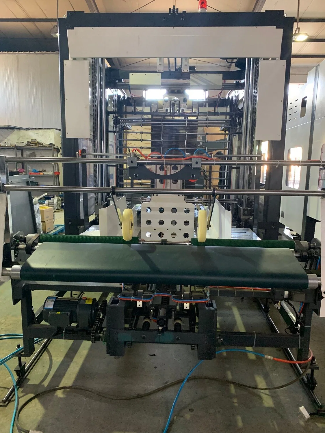 High Speed Yb Serie 1450s Full Servo Auto Pile Papier Drehmaschine mit Stapelung und Staubentfernungssystem