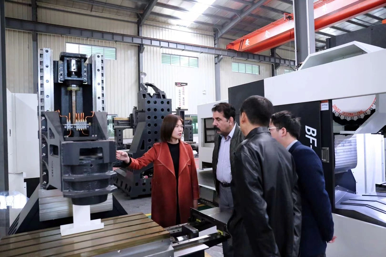 Haute précision machine CNC Vertical avec Mitsubishi traite mensuelle du système d'excellentes performances des machines