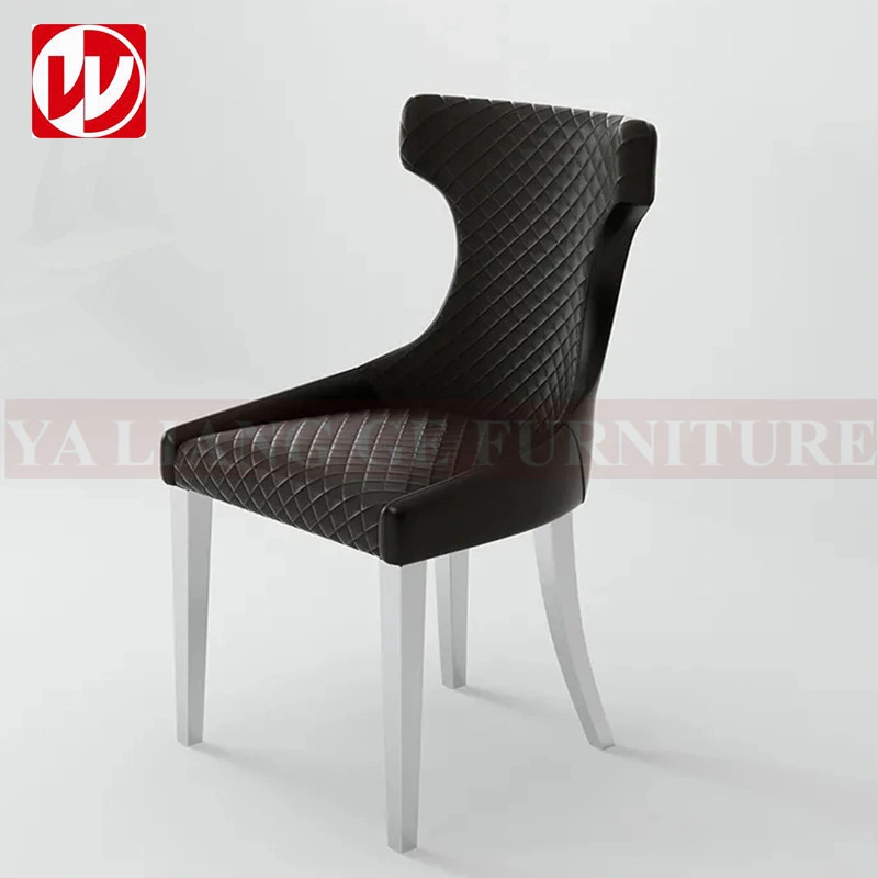 Chaise de salle à manger de luxe en cuir PU blanc avec structure en acier inoxydable argenté.