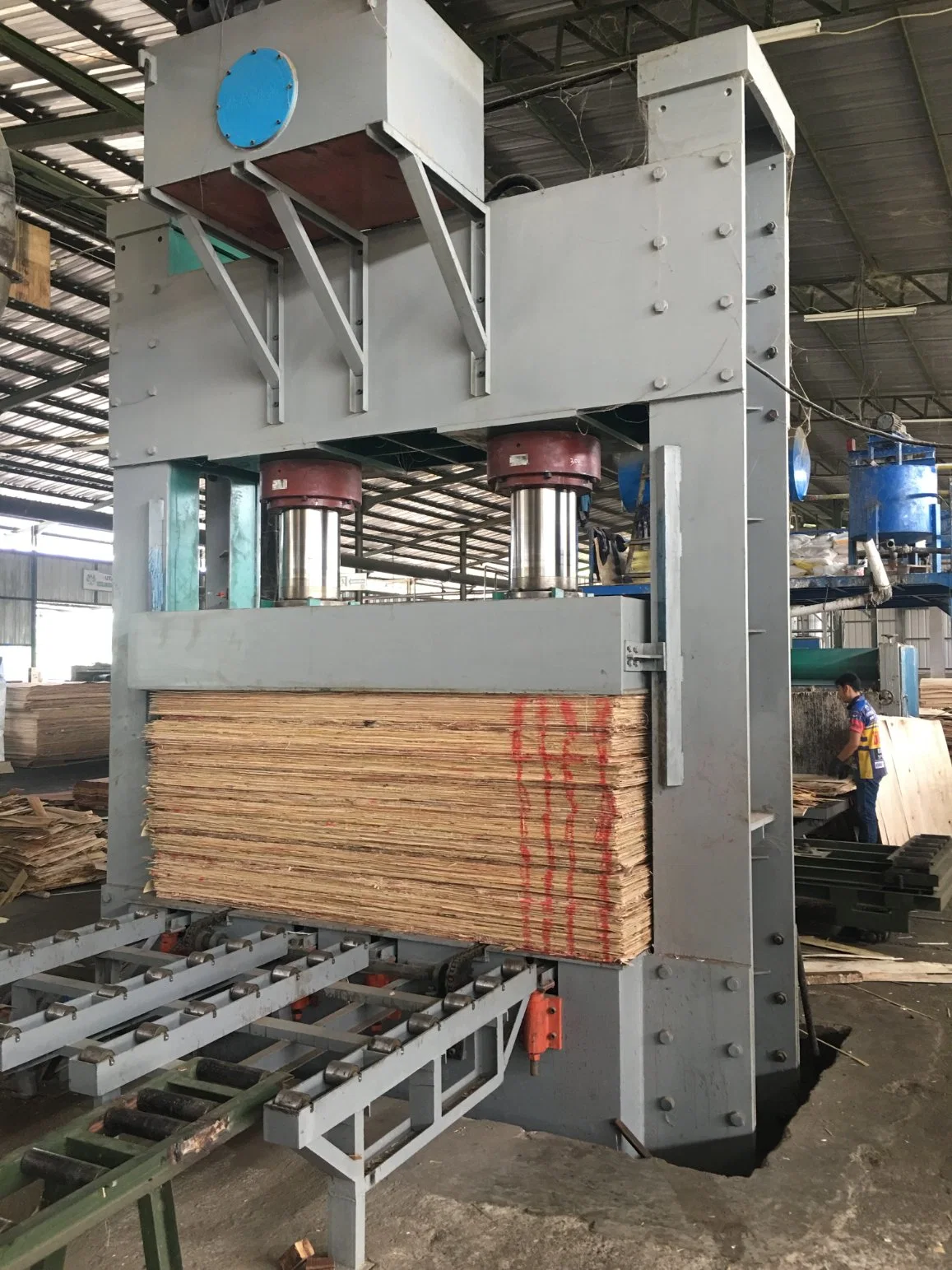 Yuequn 500 Tons Veneer Cold Press Machine with 35mm Frame