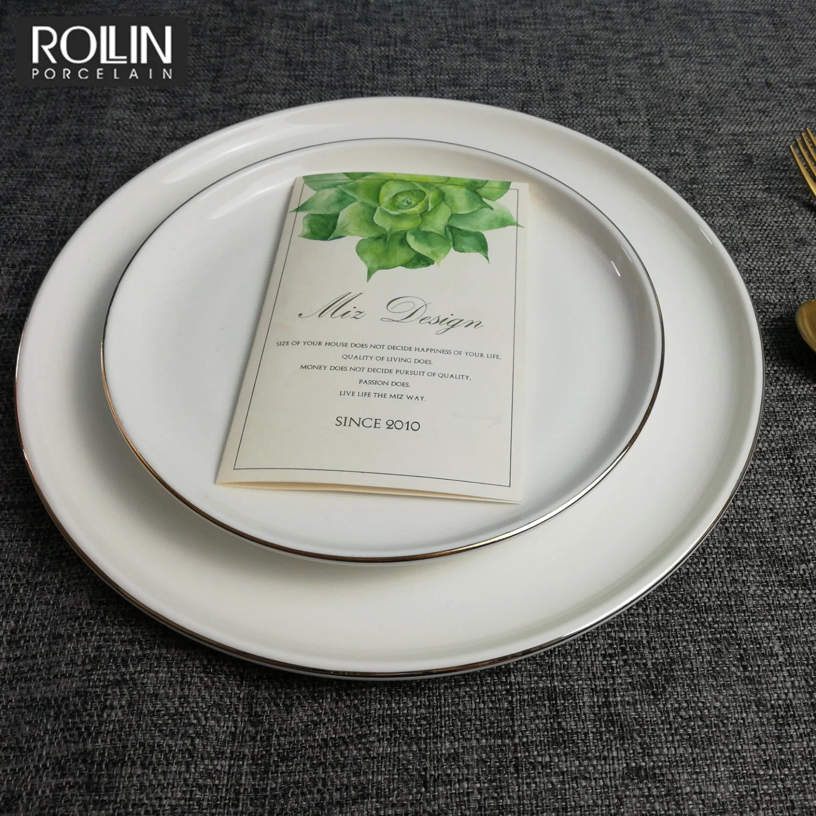 Del lado de porcelana de la cena las placas con aro de Oro para Bodas y Banquetes