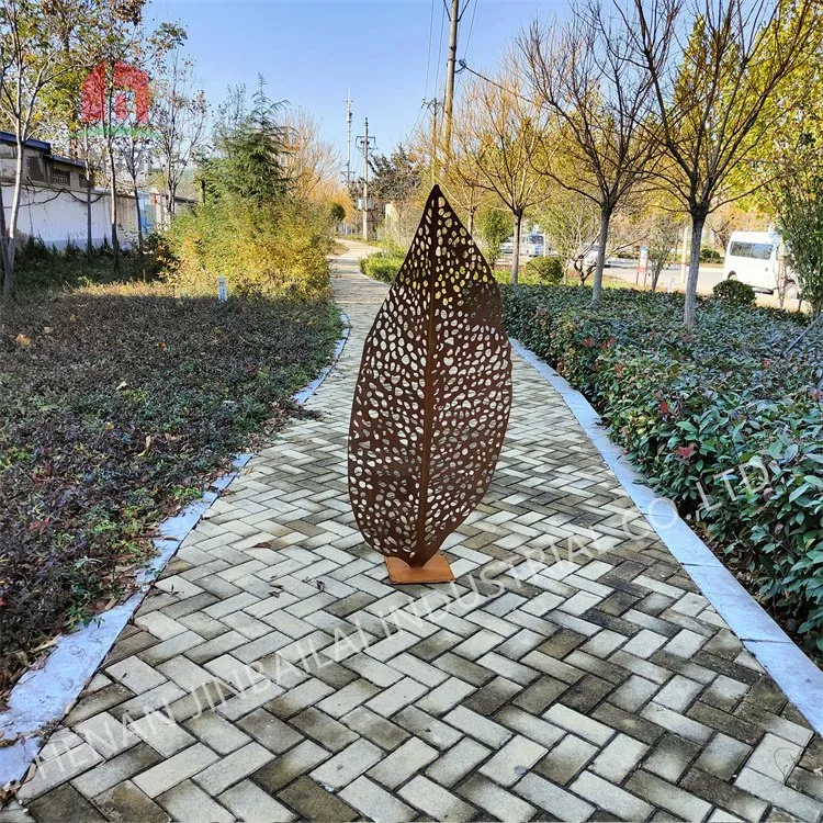 En el exterior de acero corten árboles de metal de corte por láser y deja el arte de pared