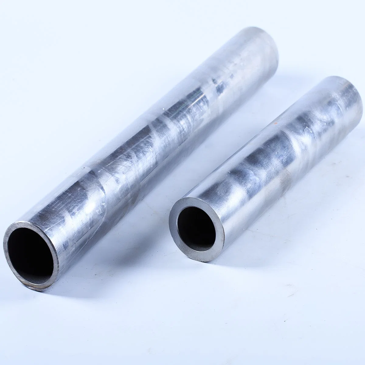 Hot Selling A106b/A53b Q345b Sch40 Carbon Alloy Seamless Steel Tube for Liquid Oil Water Delivery