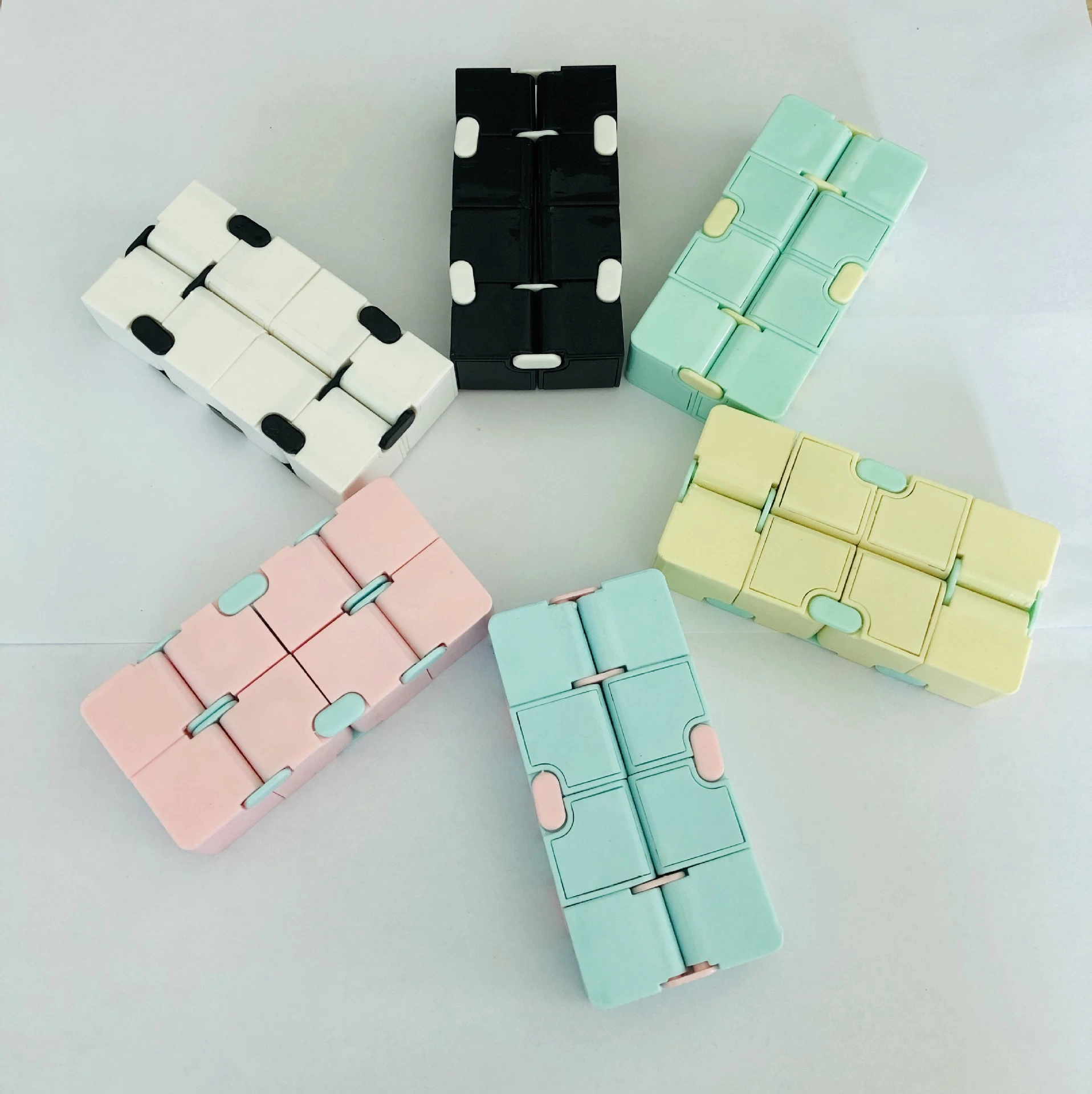 Multi-couleur anti-stress anxiété relief doigt Magic Infinity Cube Figet Jouet