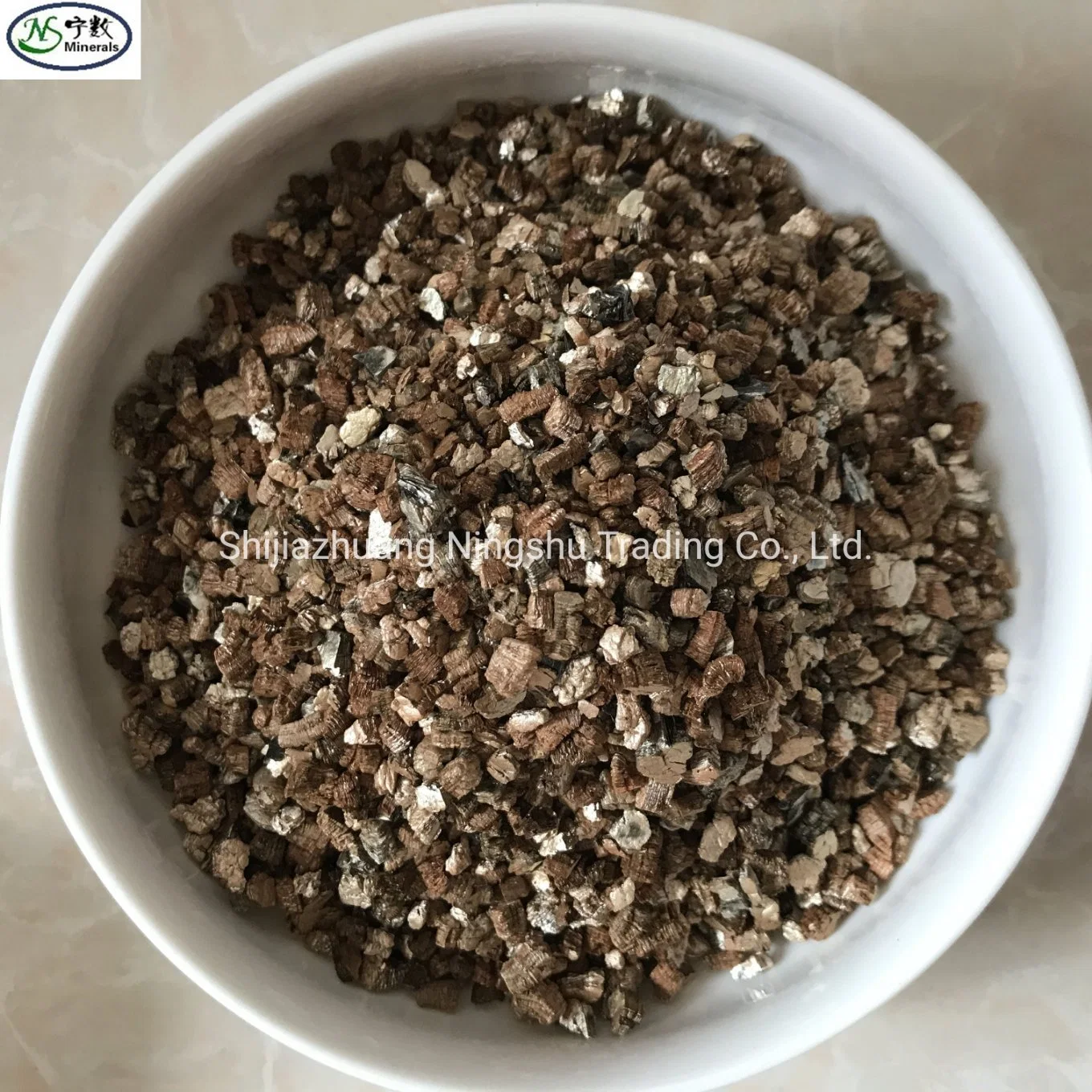 Vermiculite expansé argent doré de qualité supérieure à faible teneur en poussière pour le jardinage, l'horticulture, l'isolation, les matériaux de construction