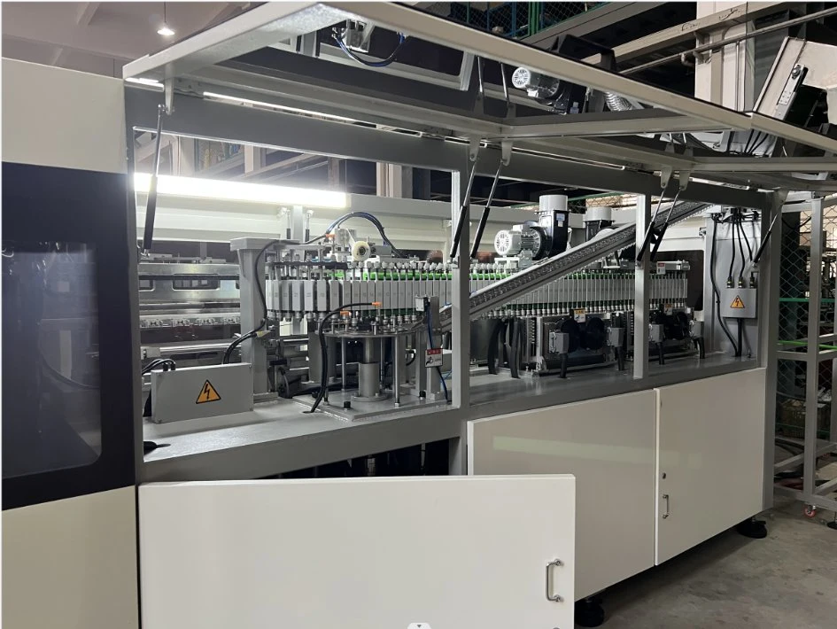 Pet Full-Automatic Blow Molding Machine (CP8)