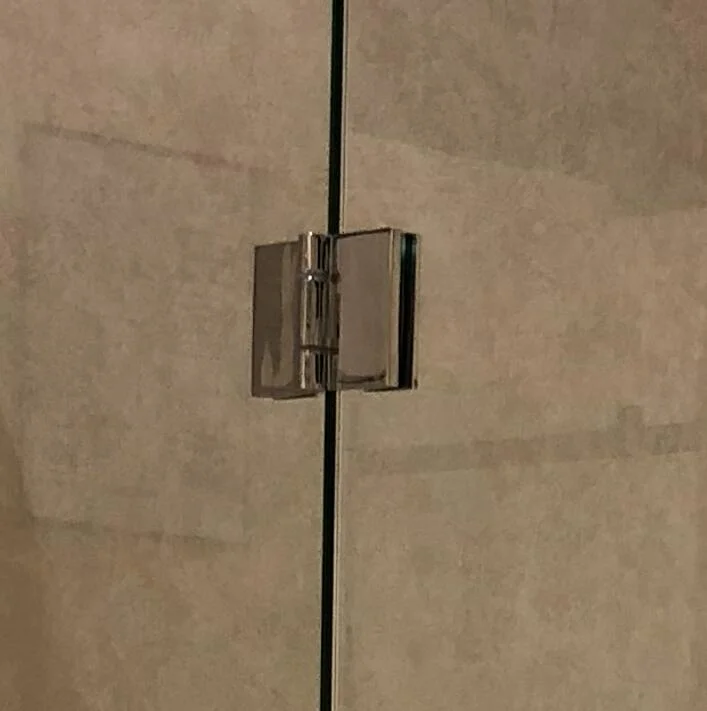 Porte de douche en verre pliante à ouverture automatique pour projet d'appartement.