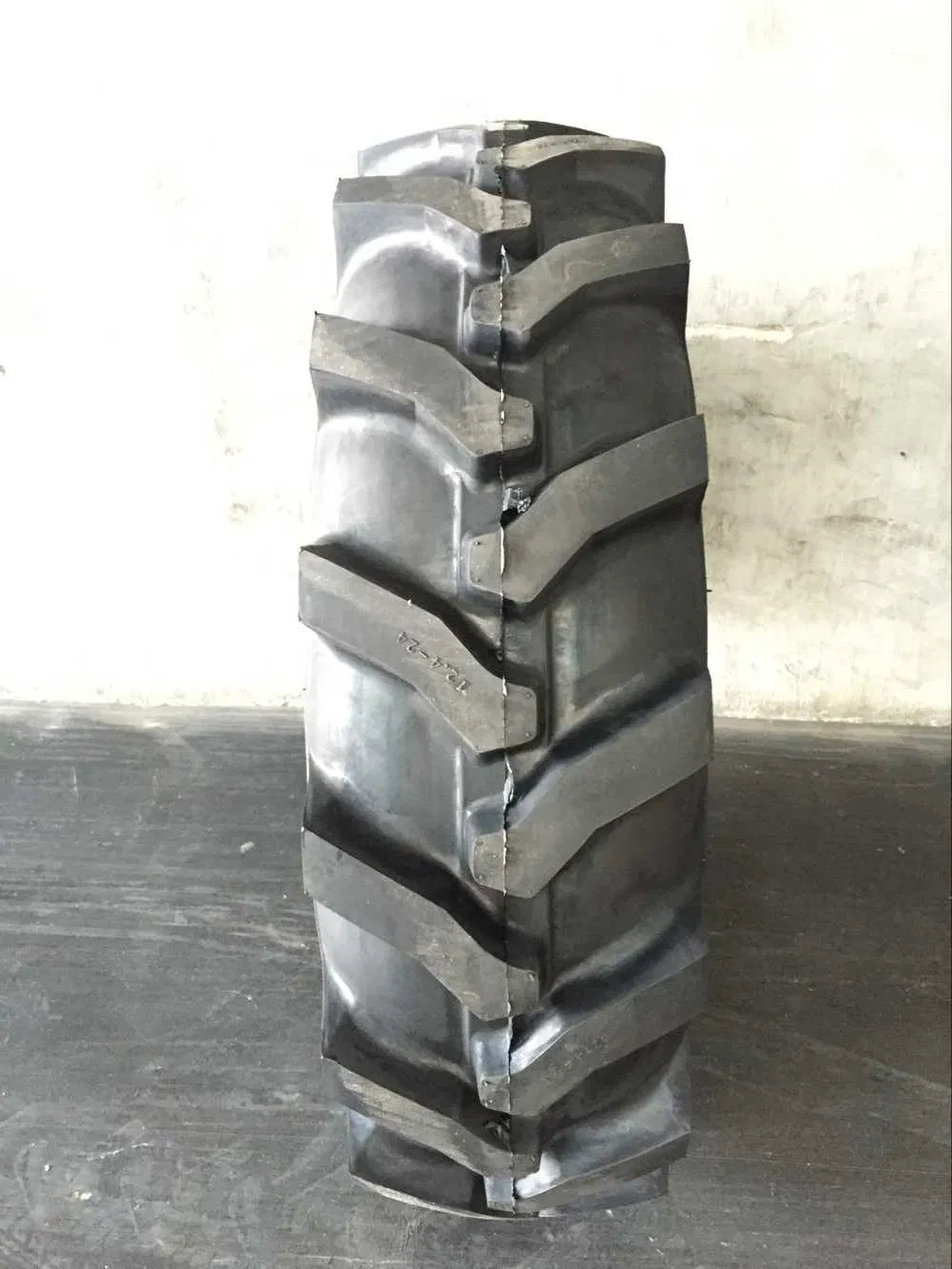 Agriculture Tire Tractor Tires R-1 Pattern 8.3-20 8.3-22 8.3-24 9.5-16 9.5-20 9.5-22 9.5-24 Used for Farm