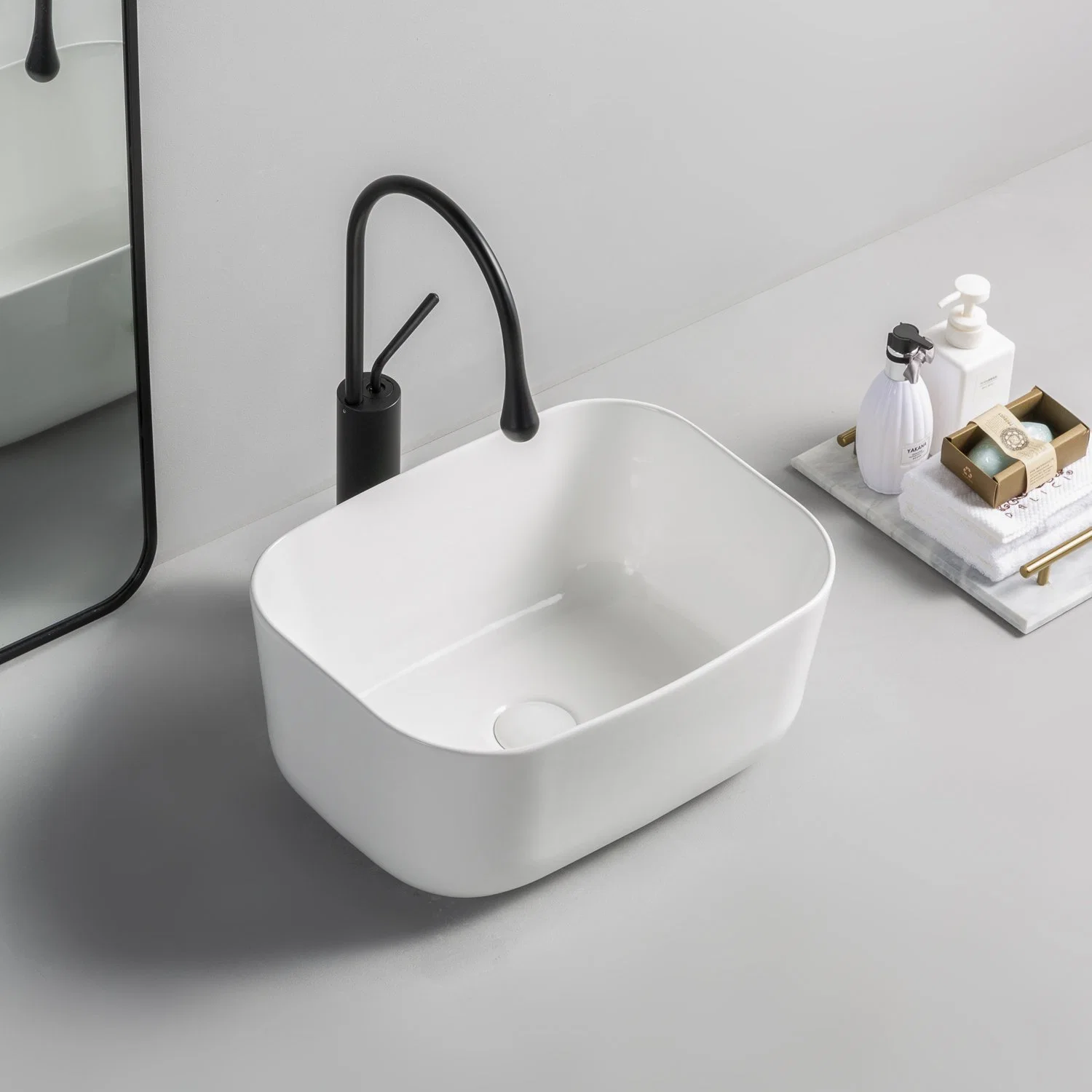 Lavabo en céramique rectangulaire de salle de bains sur table pour articles sanitaires