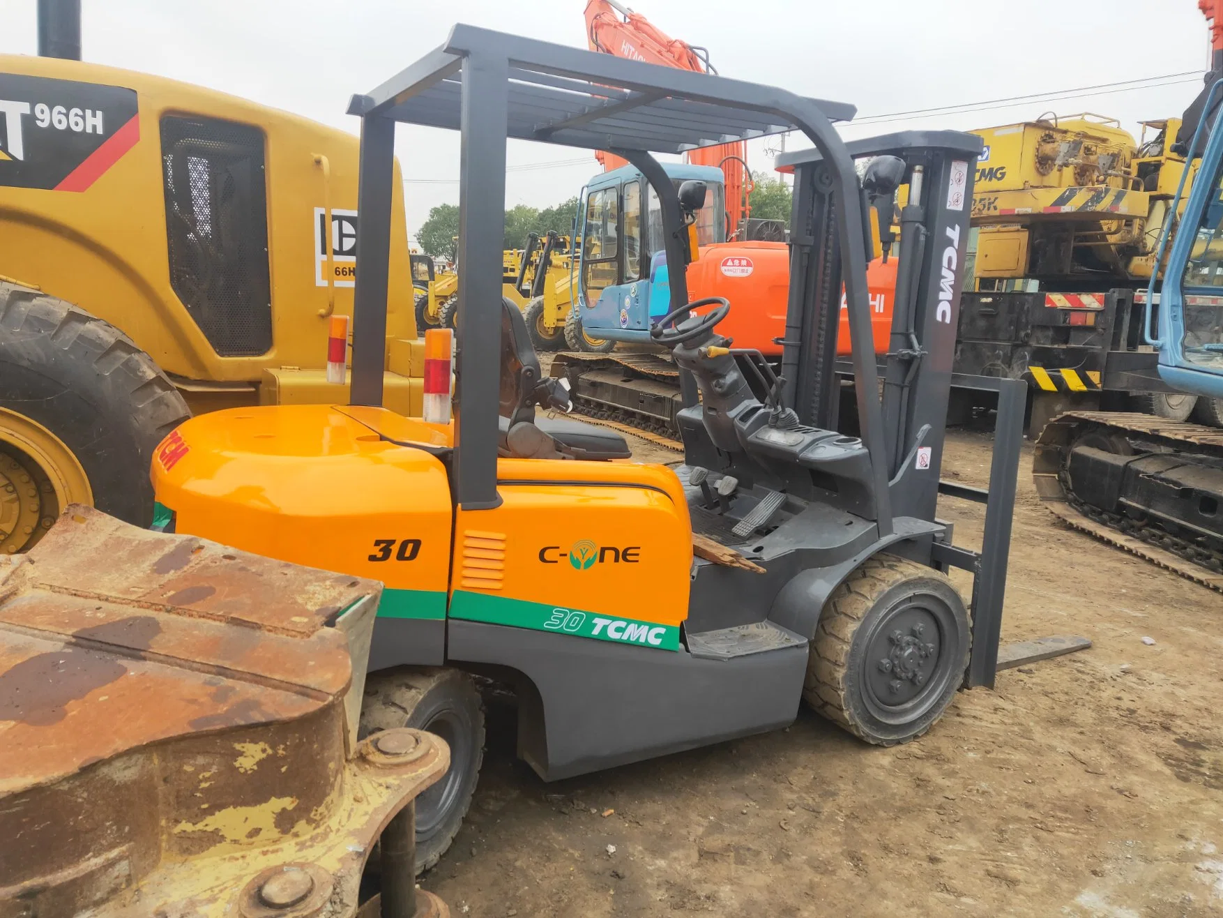 Sidhand 3T Forklift TCM Fd30 استخدم العلامة التجارية اليابانية الأصلية مصغرة المعدات