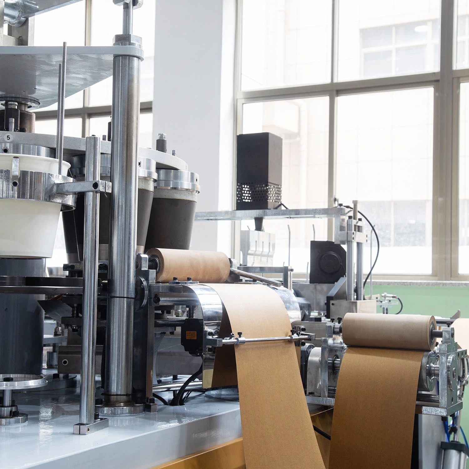 Machine de production d'emballage de gobelets en papier jetables pour popcorn.