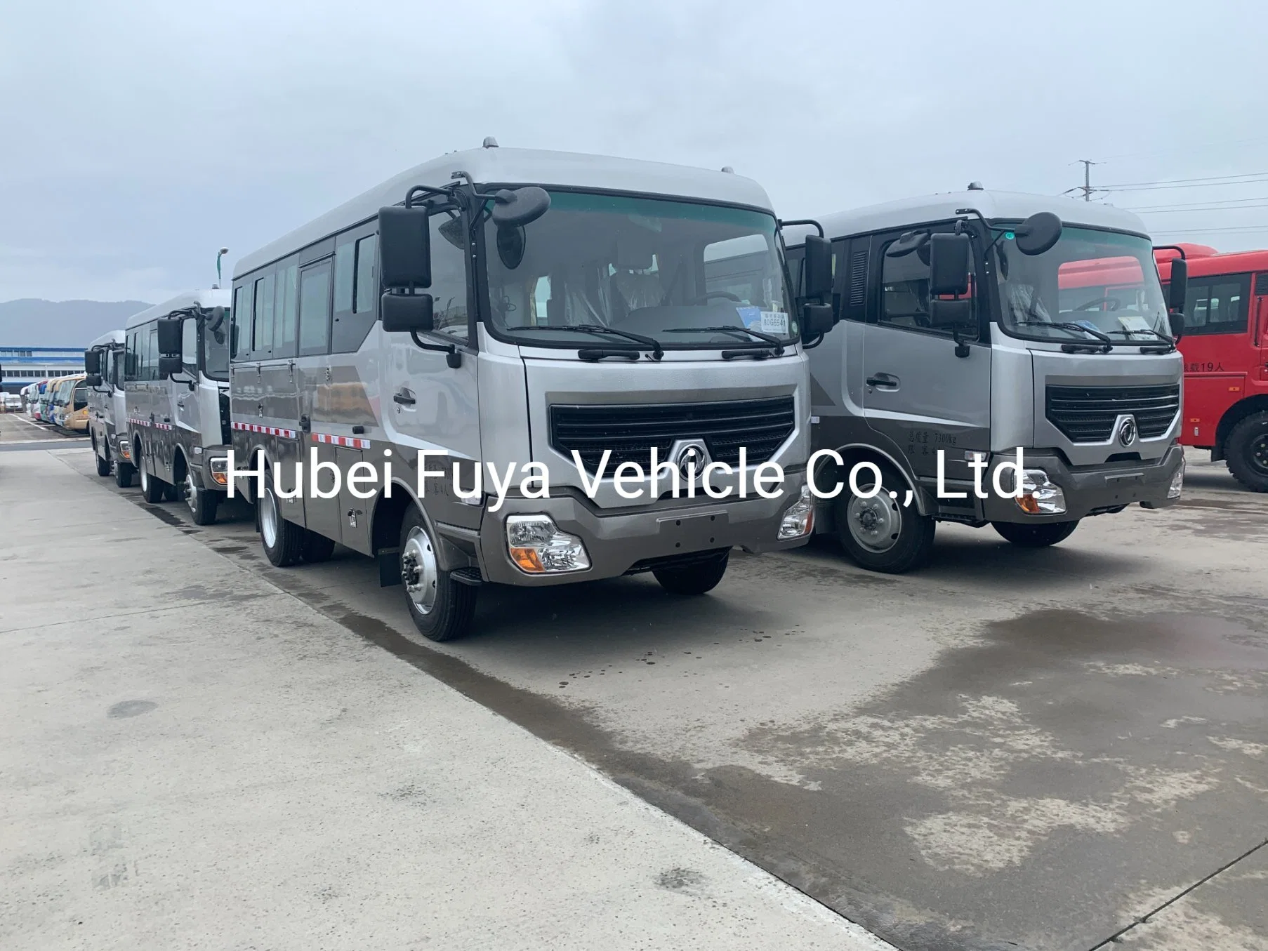 Dongfeng 4X4 6X4 Mining Using Worker Delivery Bus with Luggage Compartment