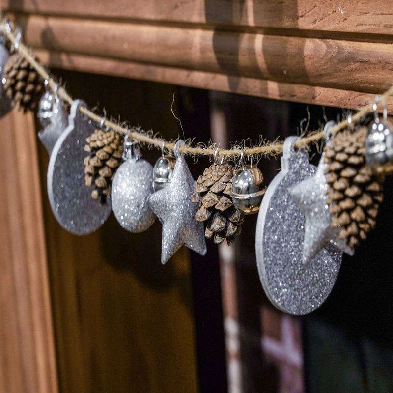 Décoration de Noël, décoration en bois avec pomme en pin