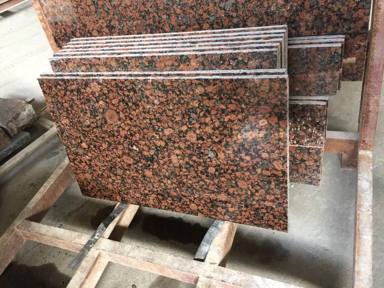 China Top Red Granite/Reddish Black Granite /Reddish Black Granite for Floor/Background