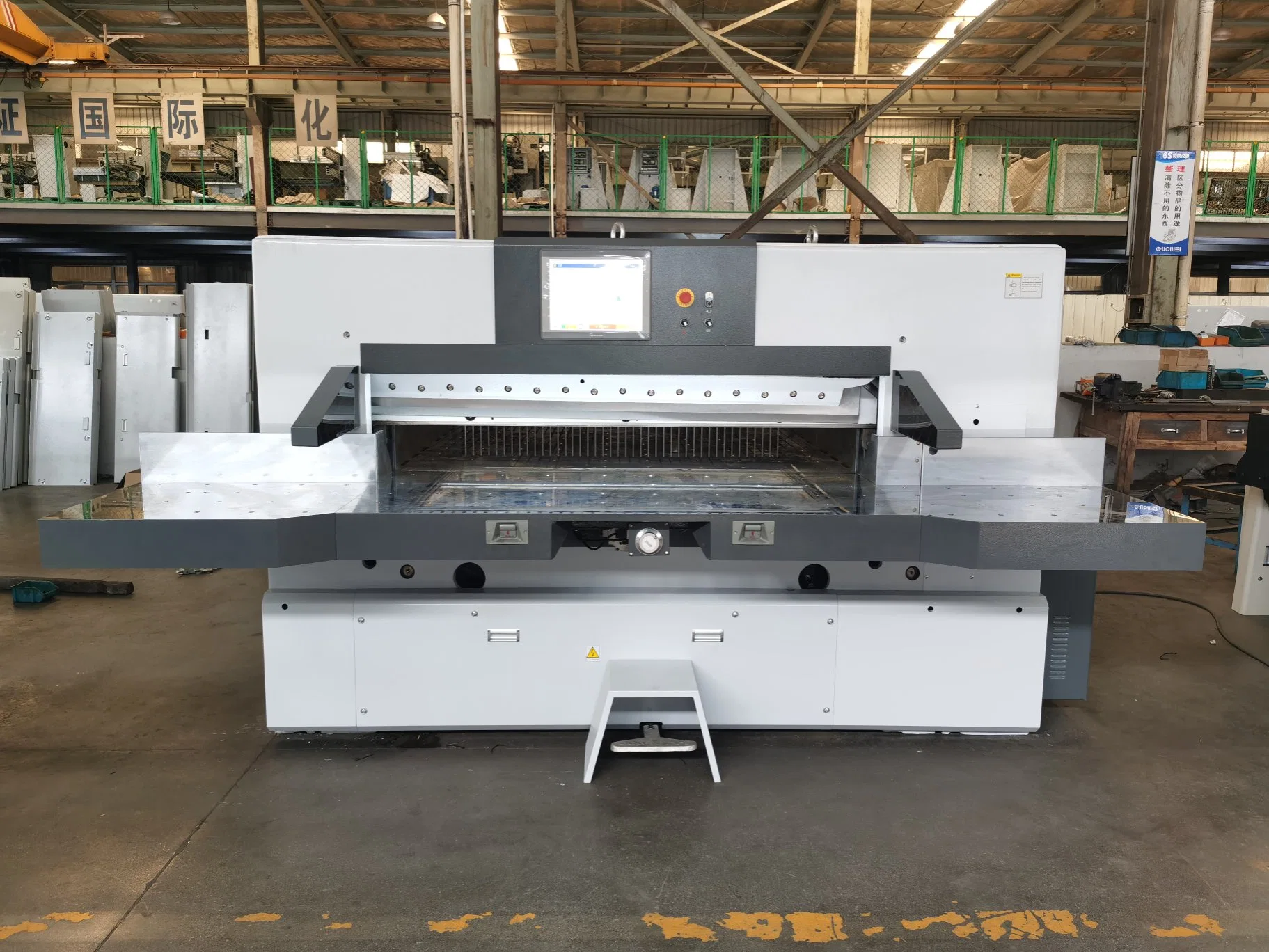 Program Control Automatic Hydraulic High Speed Paper Cutter (166F)