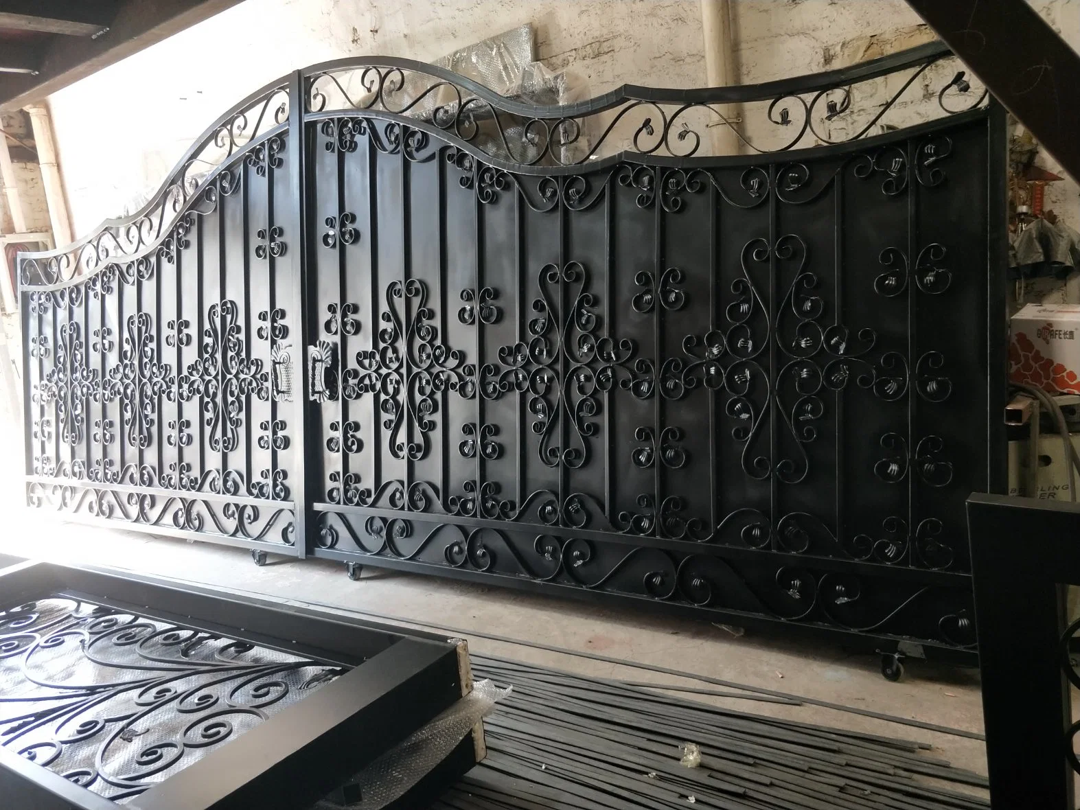 Custom High-Quality Hot-DIP Galvanized Automatic Double Wrought Iron Gates for Driveway