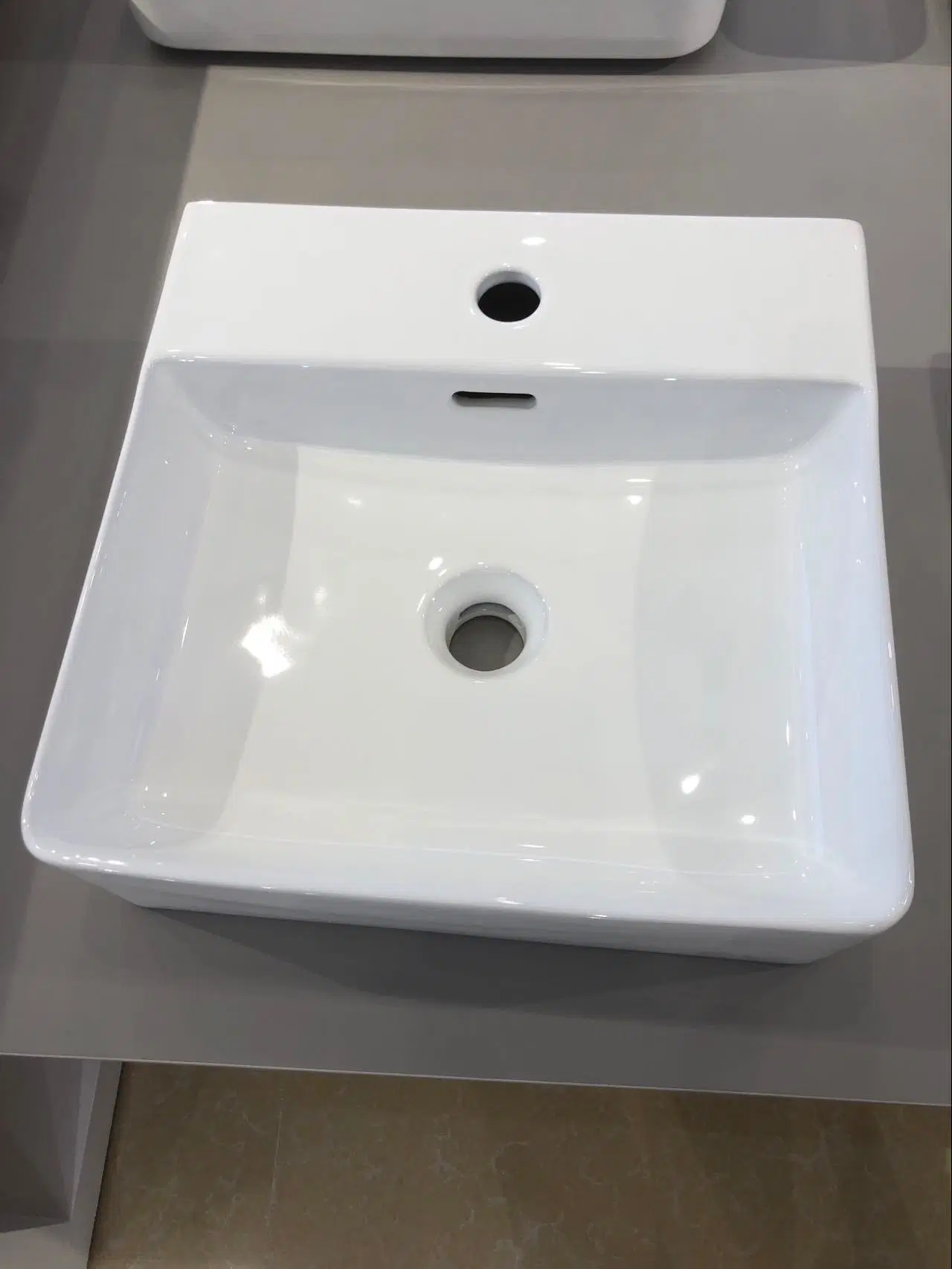 Fabricado na fábrica de Chaozhou, o banheiro é de estilo Art Basin sobre Counter Ceramic Lava-louça branca generosa