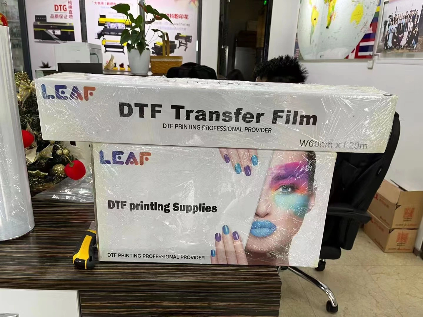 Vente en gros film de transfert DTF couleur brillant à Peel à froid d'un seul côté Pour les vêtements