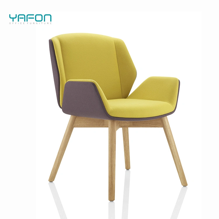 Chaise de loisirs avec accoudoirs en tissu et pieds en bois massif de haute qualité pour bureau moderne.