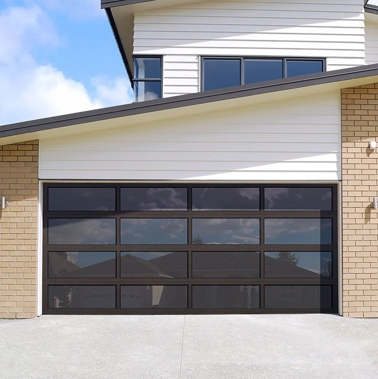 Portes basculantes de bonne qualité, garage en coupe avec vitrage transparent Portes avec moteur