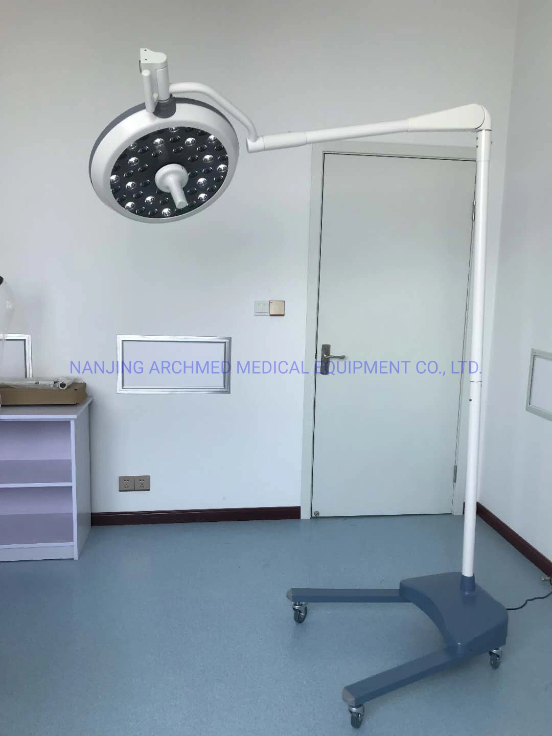 Medical Equipment Operation Room Floor Standing Vertical LED Surgical Light Lamp