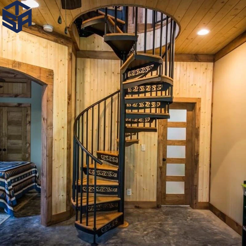 L'intérieur de l'escalier en spirale du bois d'acier pour les petits espaces