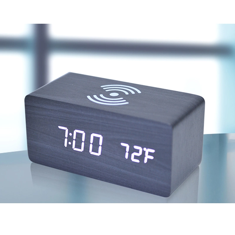 Reloj despertador LED de madera con cargador inalámbrico para teléfono