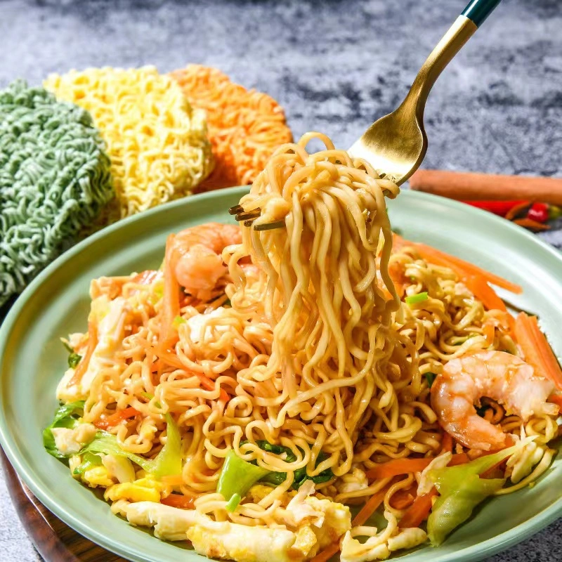 Los fideos de huevo sabor delicado nutrición saludable sabor amargo y caliente añadir los huevos frescos