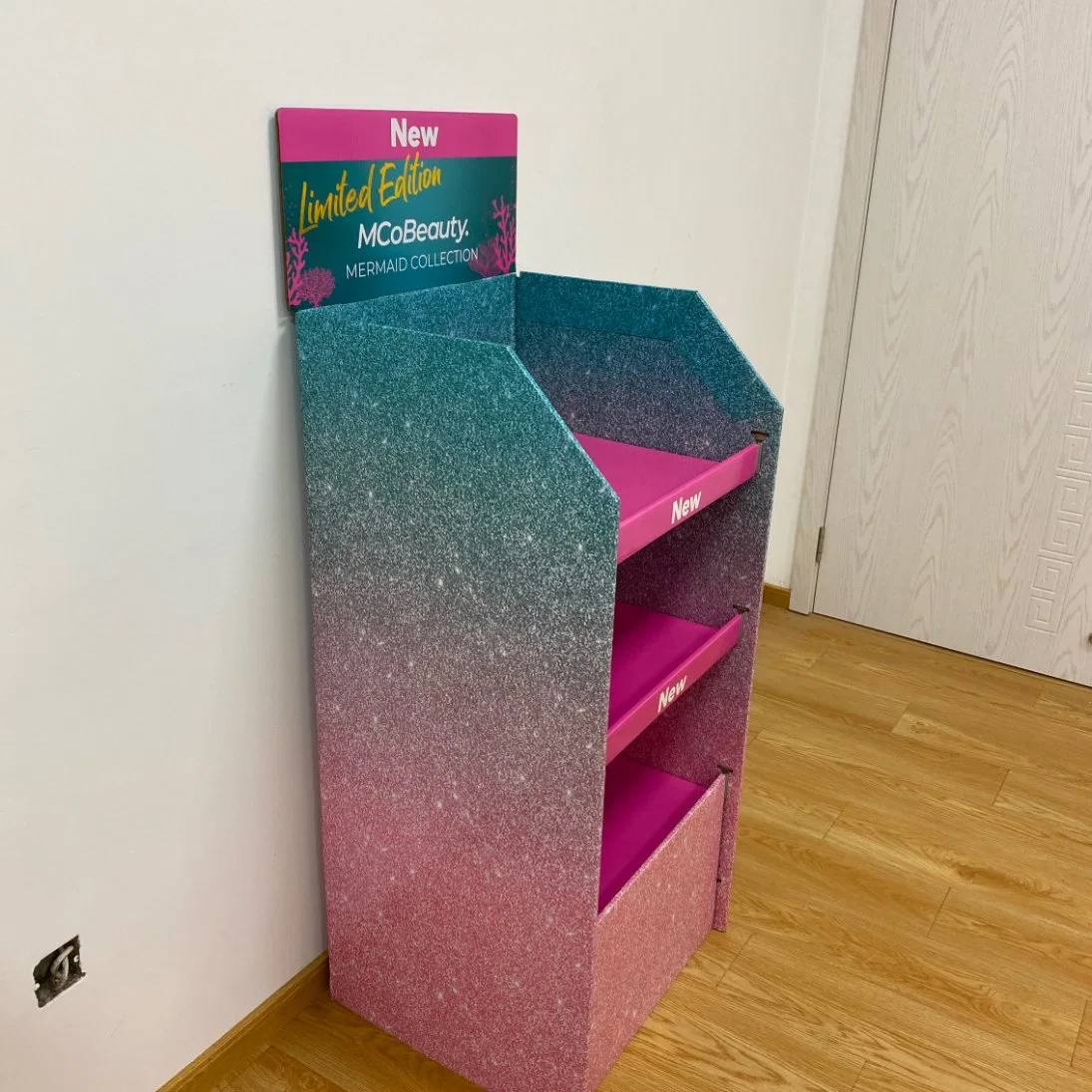 350g CCNB Geschenk Customized Pink Floor Comic Book Display Stand Kartonmaterial