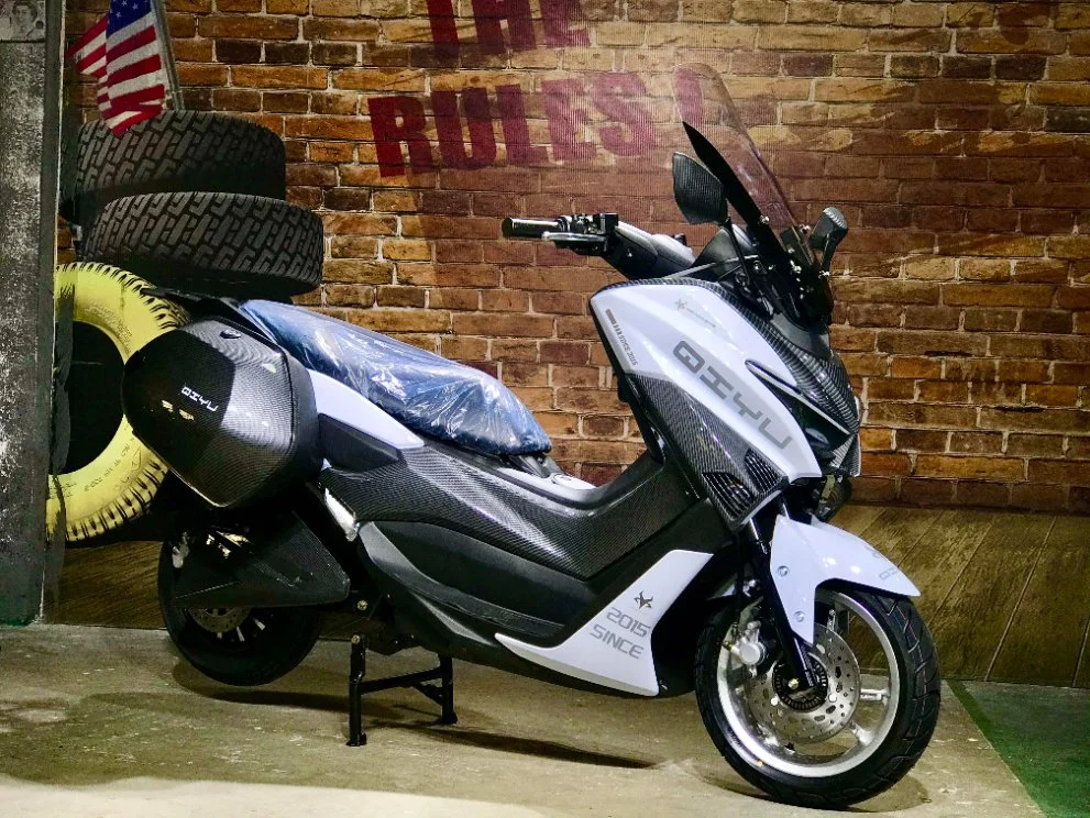 Scooter eléctrico de nuevo diseño con espacio más ancho para los pies