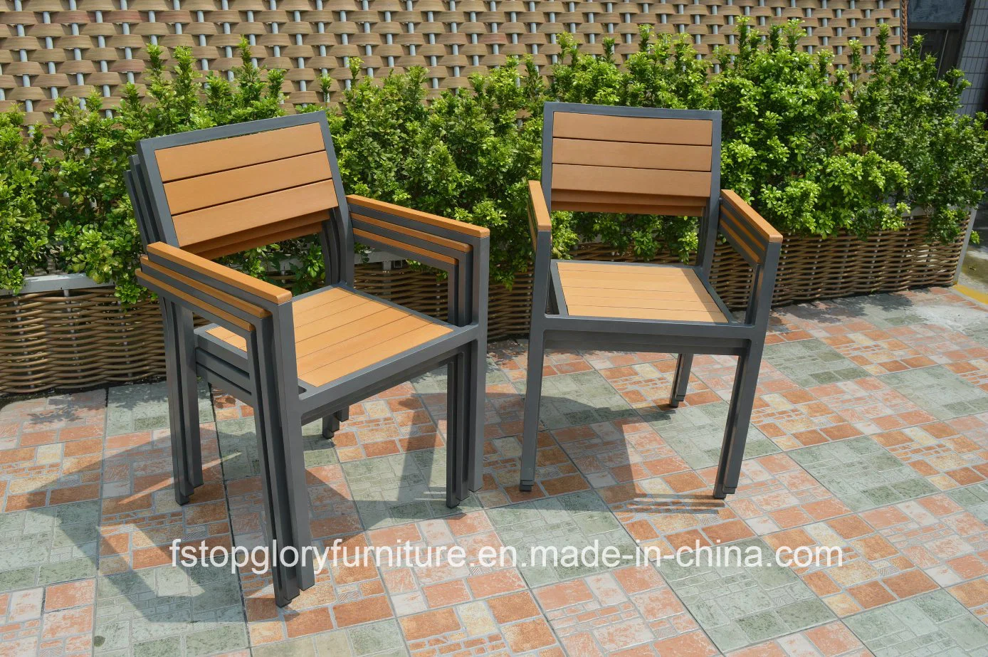 La madera de plástico de la mesa de comedor y sillas juego de muebles de exterior