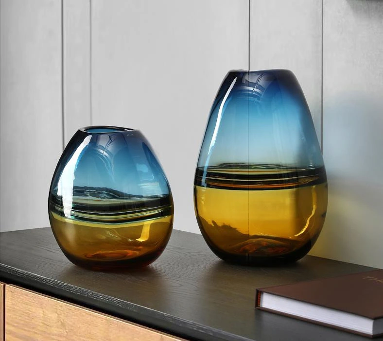 Vase en verre soufflé artificiel coloré, créatif et unique en forme de verre avec un fond épais, décoration d'intérieur et ameublement.