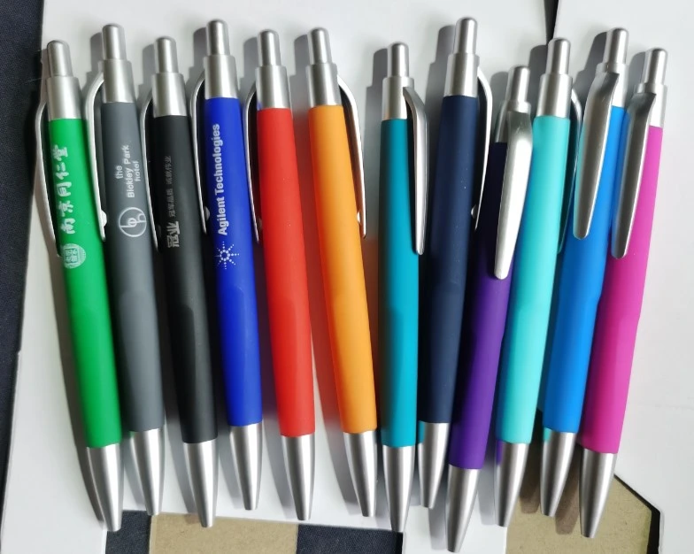 Customized Designs Good Quality Plastic Ball Pens Special for Students, Office Company Promotional Gifts