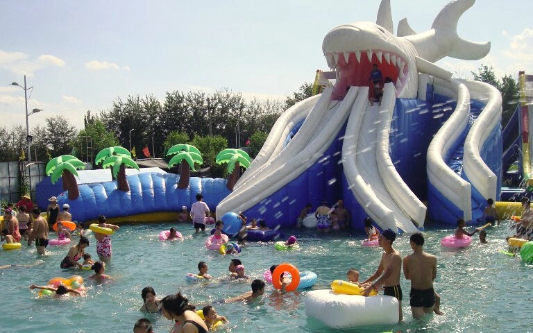 Tobogán de agua móvil inflable Tiburón Parque de alzadores para inflable Parque acuático de atracciones