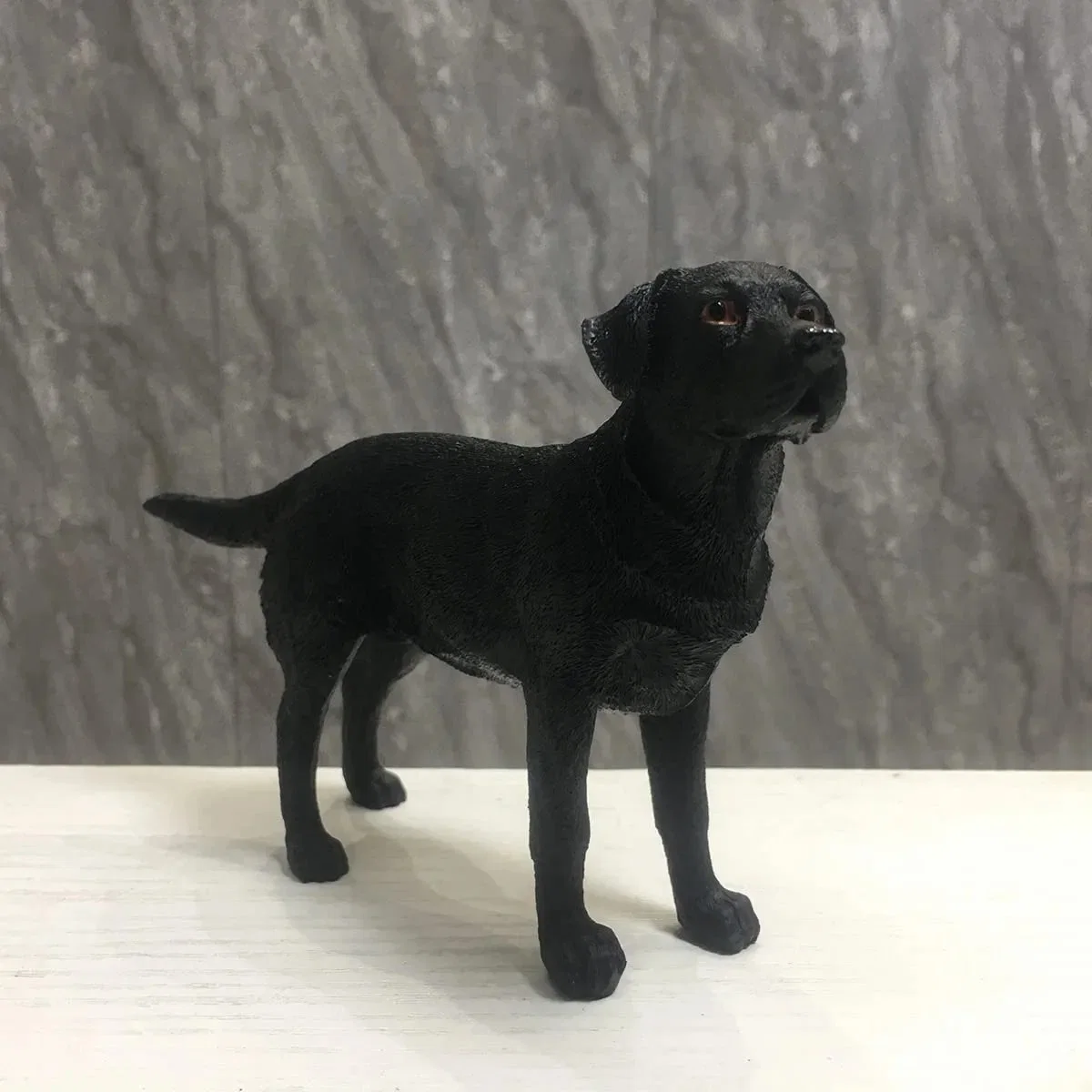 Figura do cão Labrador em pé preto