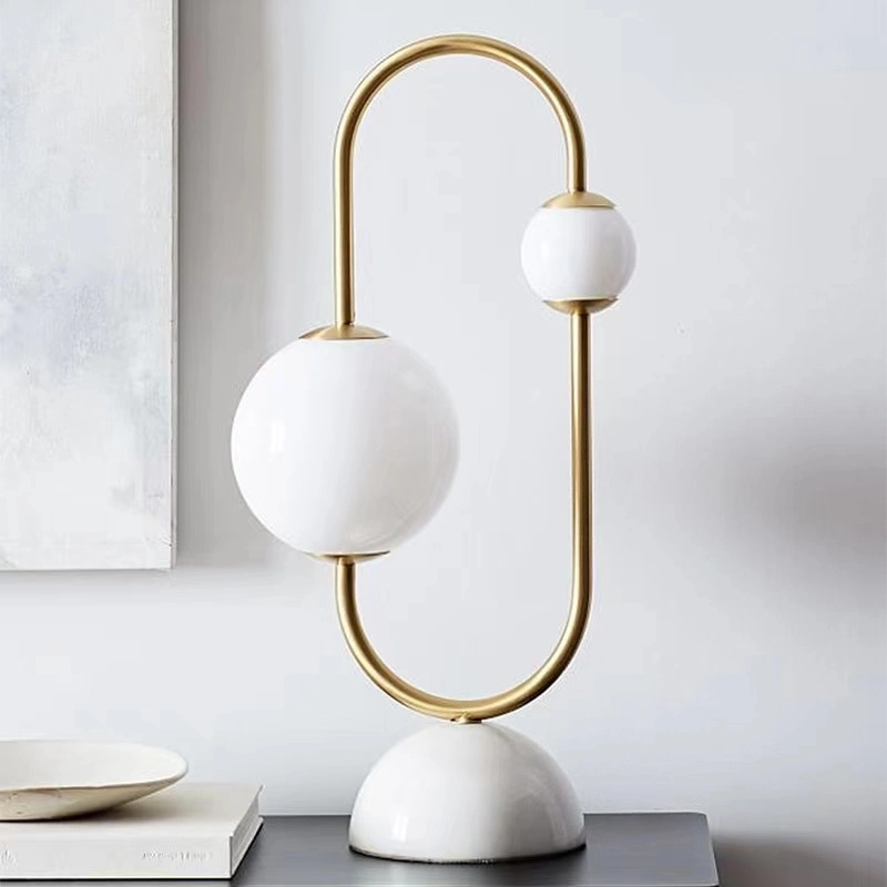Lampe de table linéaire avec abat-jour en verre de style simplicité moderne pour salon chambre à coucher.
