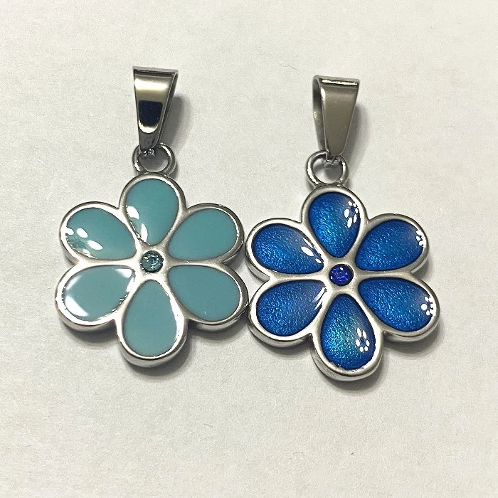 Flor forma Charm piezas de acero inoxidable personalizadas para la joyería de bricolaje Fabricación