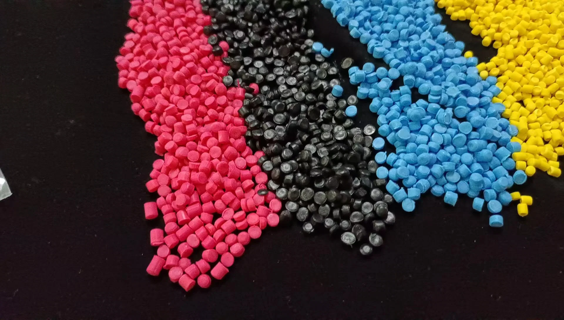 Salida de fábrica de pellets compuesto de PVC granulado compuestos de plástico suave para los cables de la chaqueta