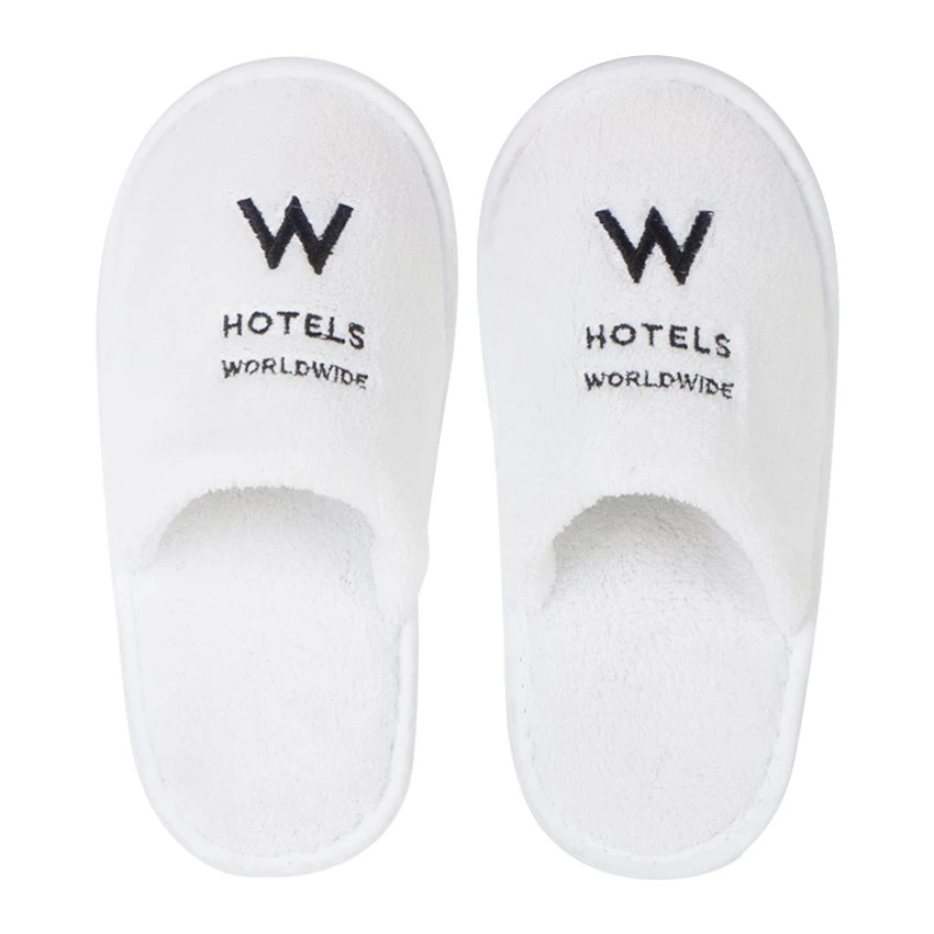 Chaussons d'hôtel en molleton de corail de luxe avec logo personnalisé. Chaussons jetables.