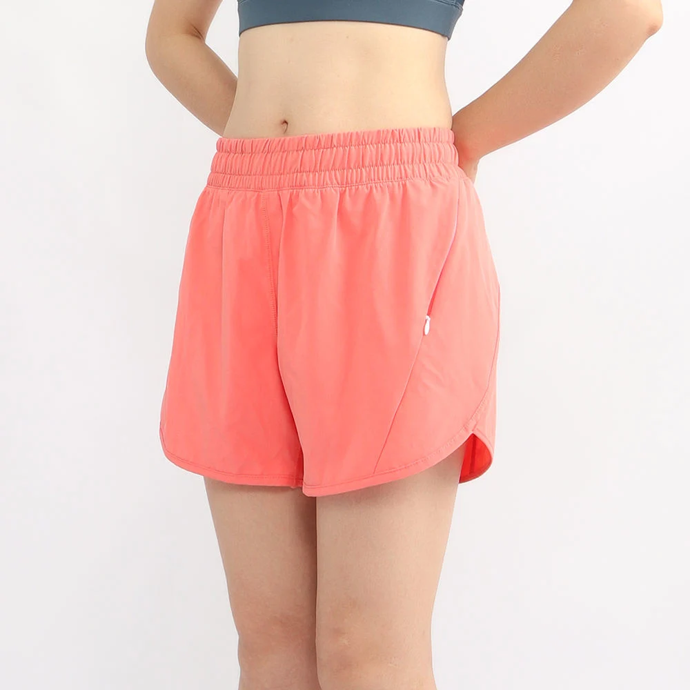 Shorts de sport pour femmes avec bande élastique à la taille et poches latérales pour la course et le fitness.