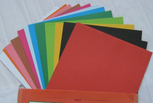 Papier A4 colorés pour l'artisanat dans la classe de l'école