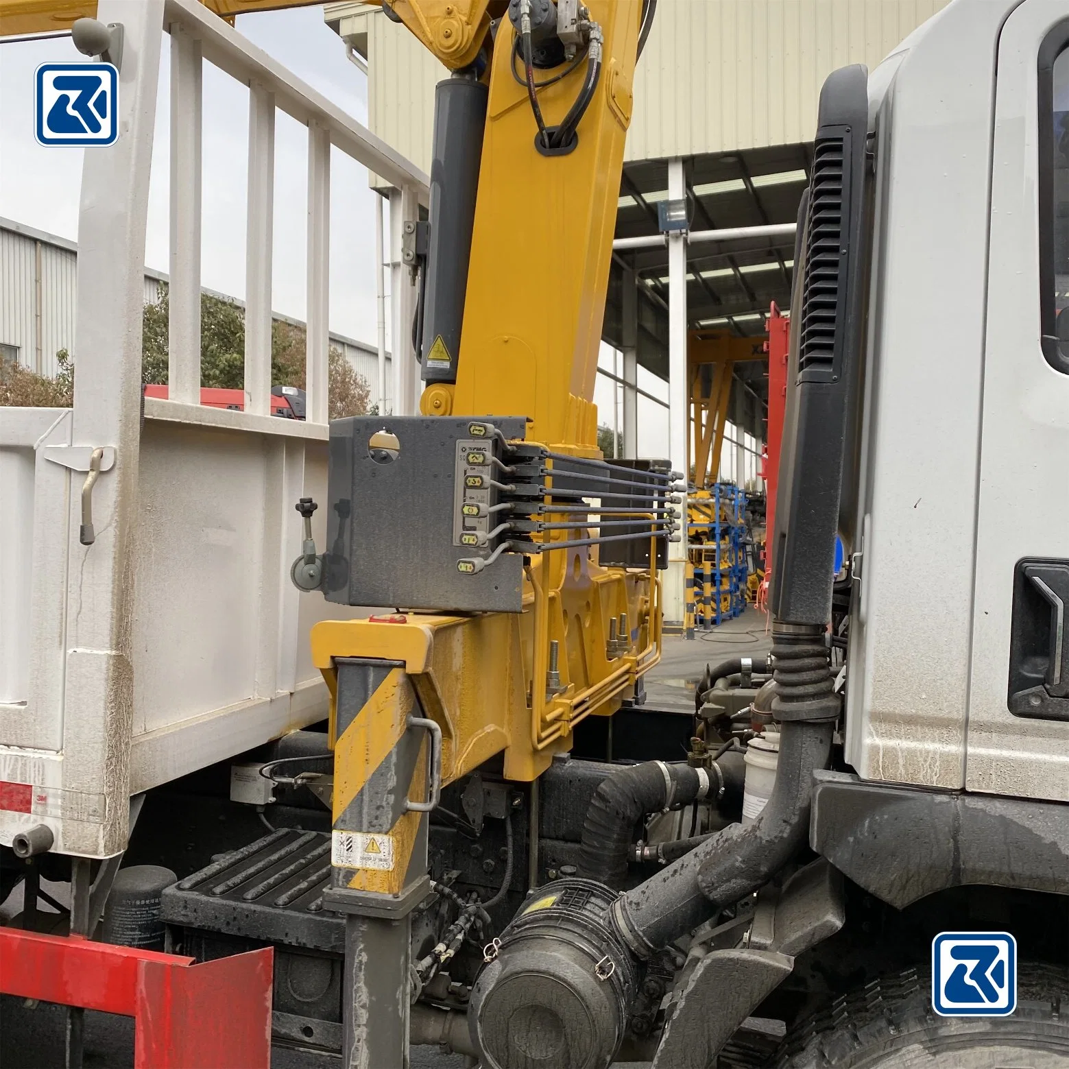 Sinotruk 4X2 Truck Mounted Crane 5 Tons Lifting Capacity