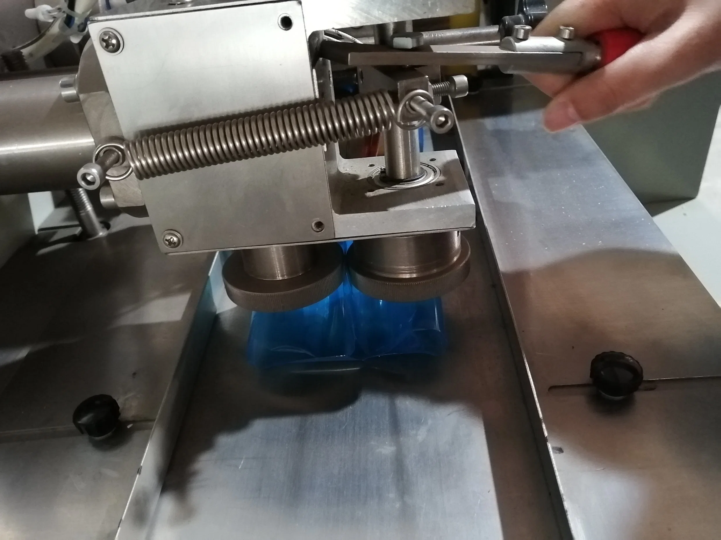 Fully Automatical Packing Differen Bags Pillow Packaging Machine