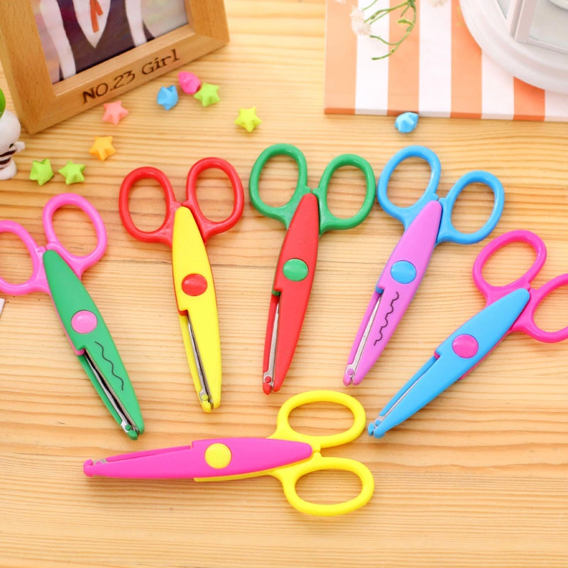 Wholesale DIY Plastic Kids Design Safety Craft Scissors Decorative Edge Wave Edge Cutting Zigzag Scissors