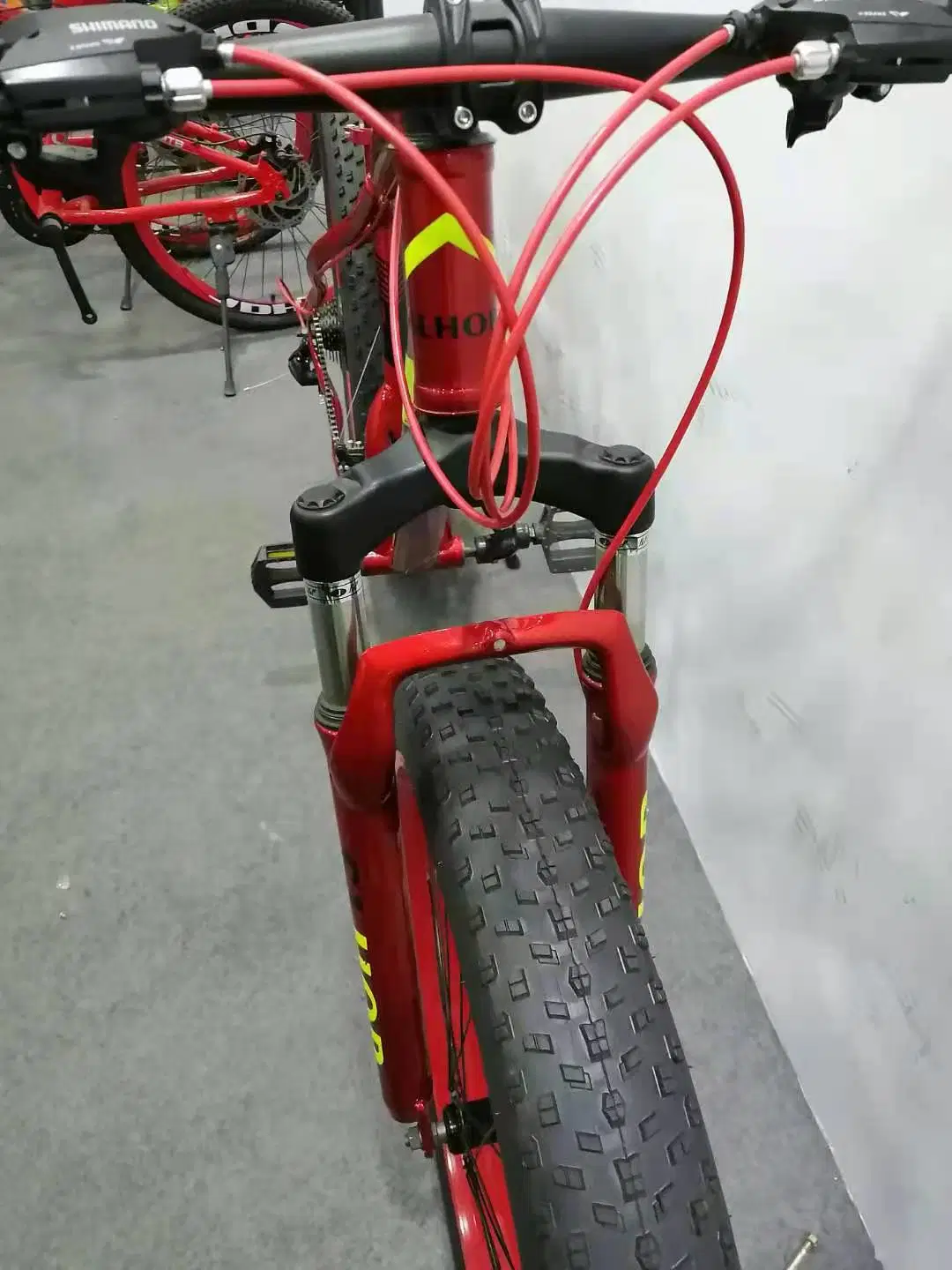 Vélo de montagne tout suspendu pour homme en carbone avec pneus larges de 26 pouces pour la neige, la route et les descentes.