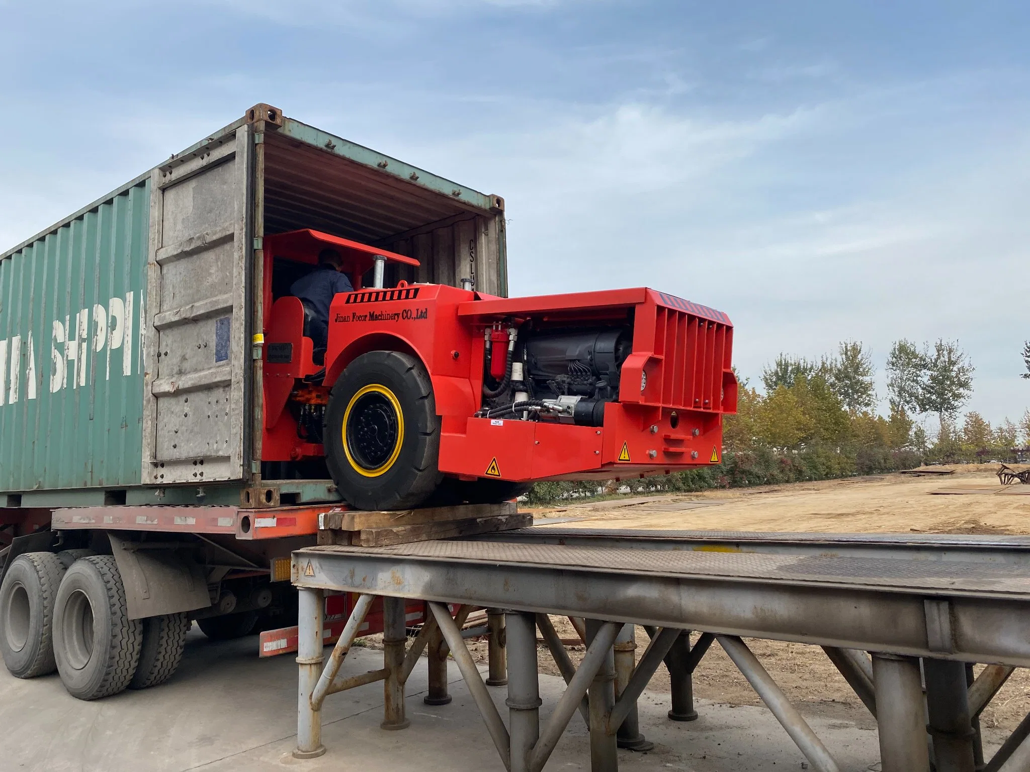 Underground Mining Loader with 1 Cbm Capacity