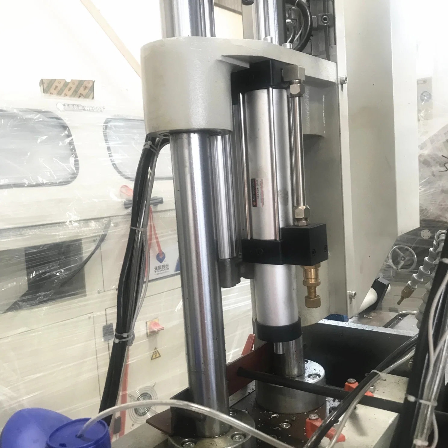 A alta precisão curso longo CNC Máquina de perfuração para o perfil de alumínio