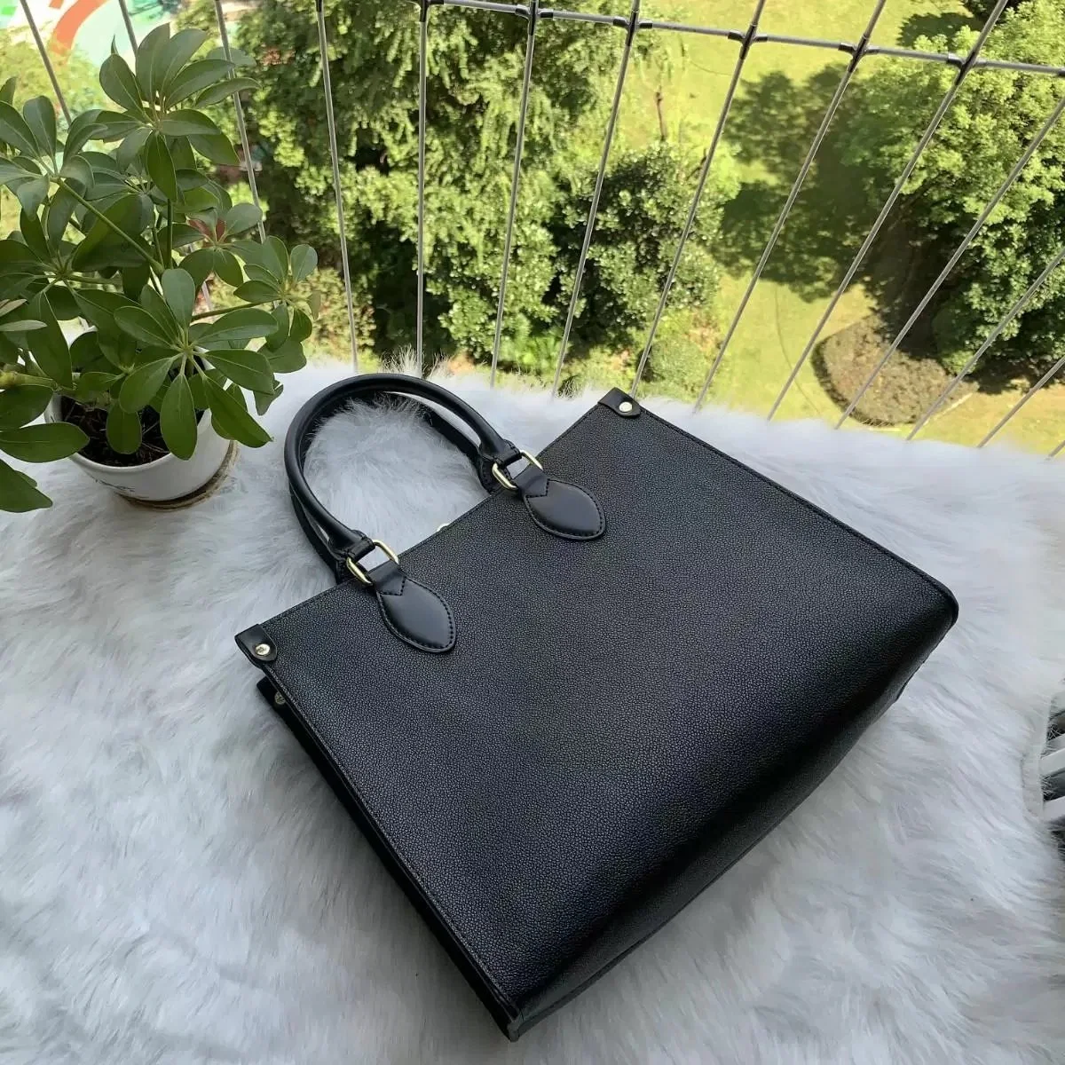 Luxurys Designers Bags Embossing Monograms Genuine Leather Lady Handbags Messenger Crossbody Shoulder Bag Totes Wallet Backpack