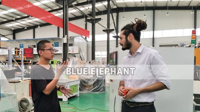 Blue Elephant CNC Professional 1325 موجه متعدد عمود دوران CNC لـ قطع الأثاث الخشبي ونحت للبيع في بيرو